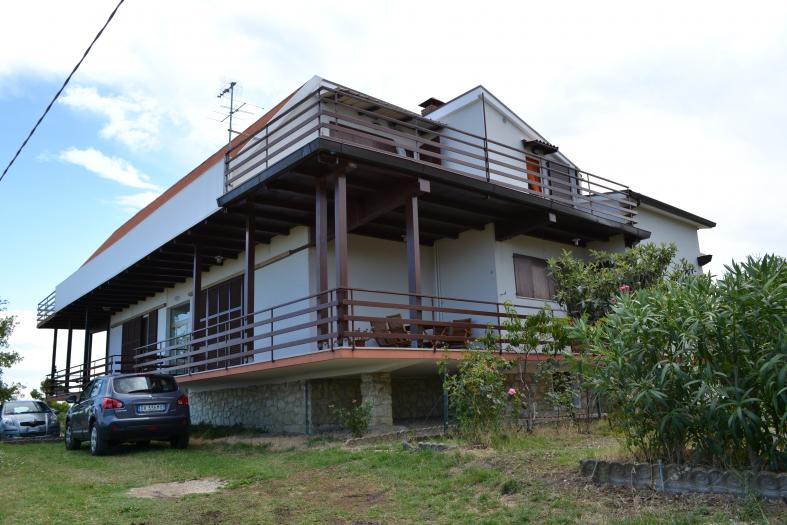 Vendita San costanzo - Mq. 140 Bagni.2 Locali.7 - euro 190000