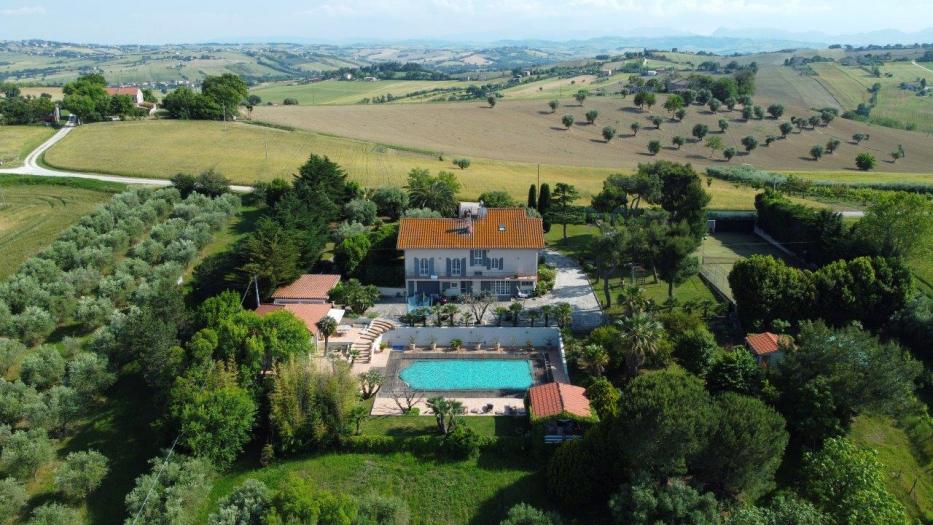 Vendita Ostra  - Mq. 400 Bagni.4 Locali.12 - euro 1050000